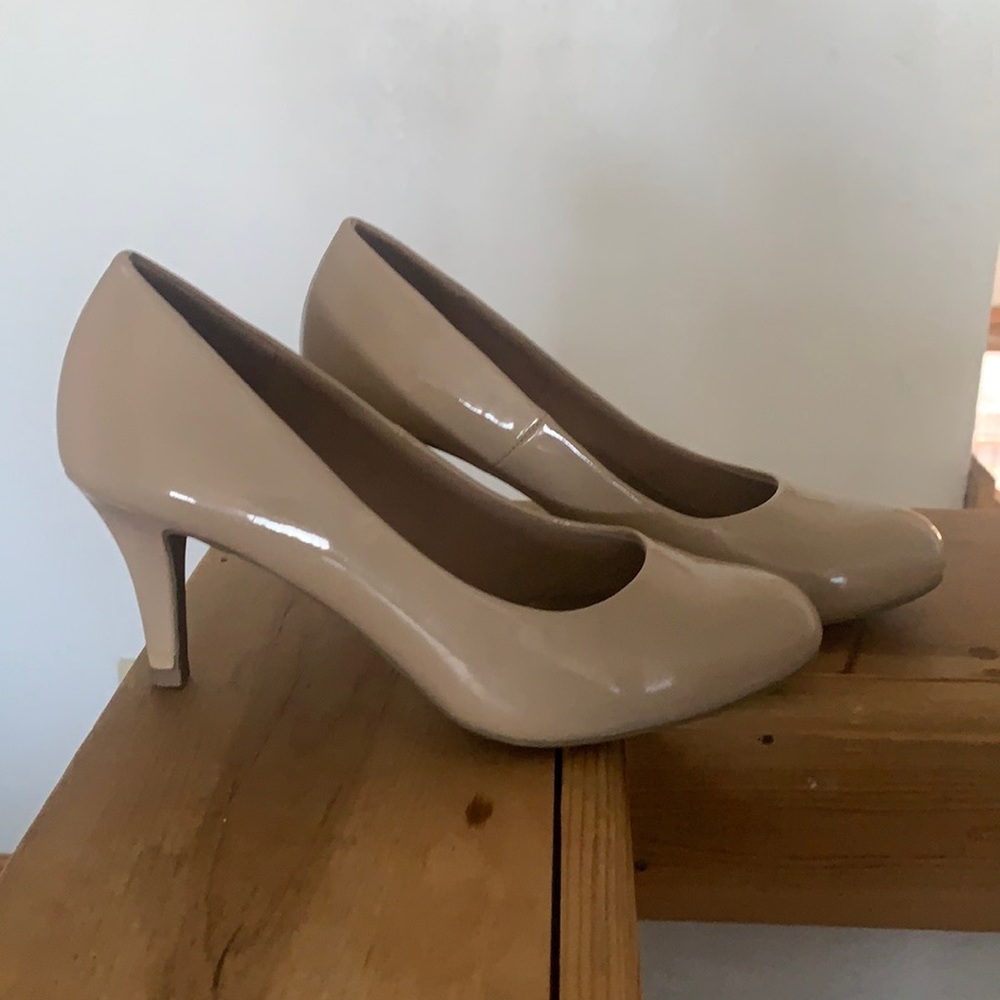 Comfort plus heels by Predictions. Only worn once!